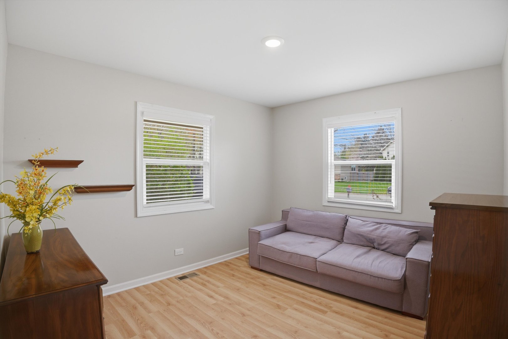 25 Devonshire Circle Elgin, IL 60123 - Photo 17 of 31 a living room with furniture and a potted plant
