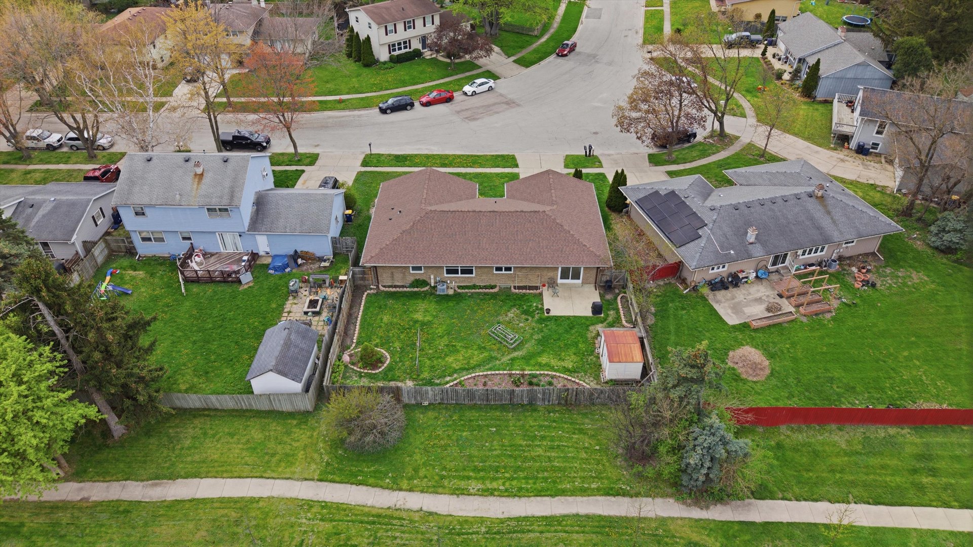 25 Devonshire Circle Elgin, IL 60123 - Photo 29 of 31 an aerial view of a house