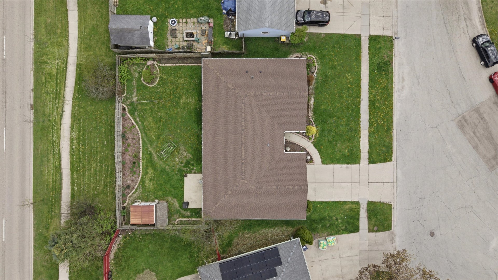 25 Devonshire Circle Elgin, IL 60123 - Photo 30 of 31 an aerial view of a house with a yard