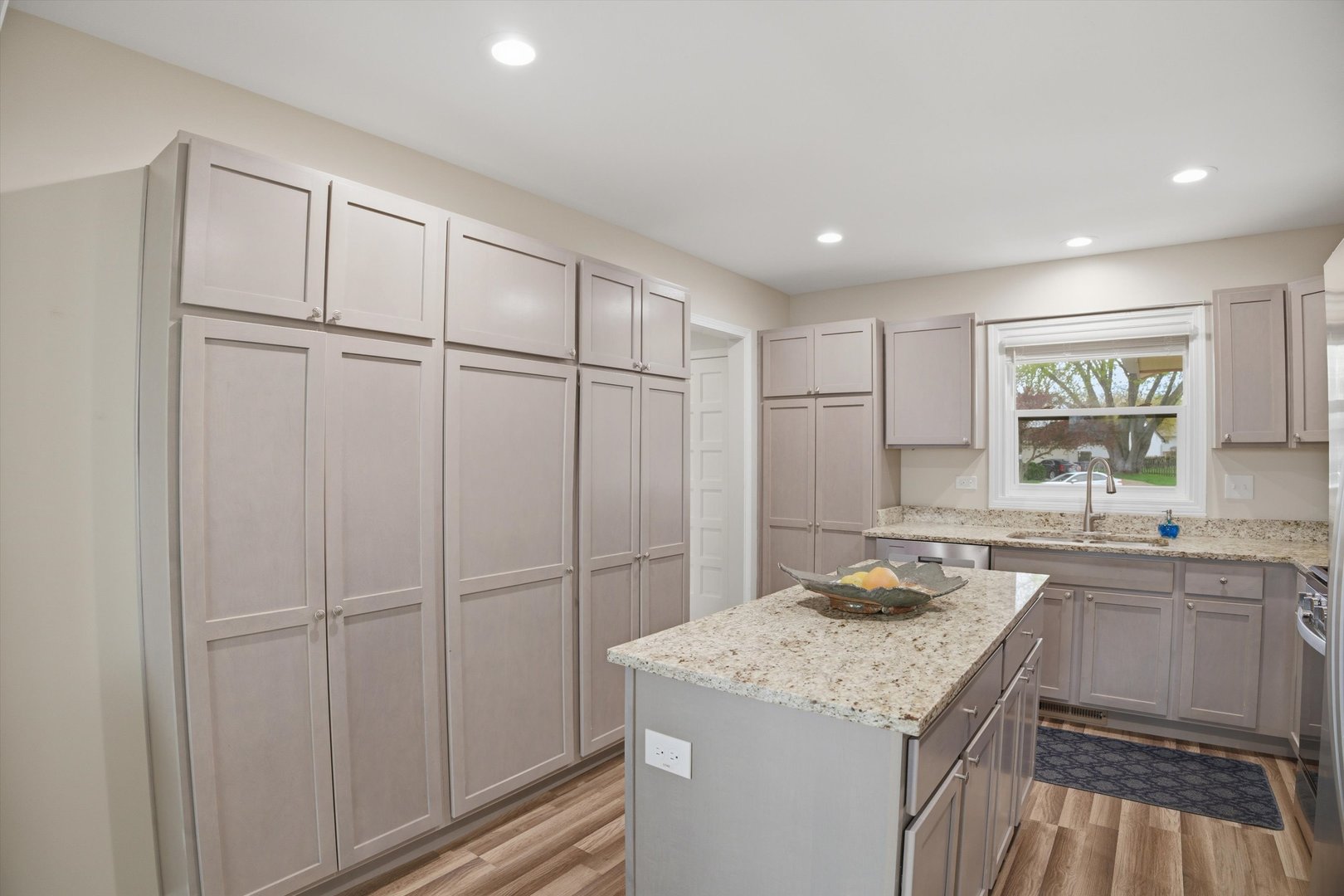 25 Devonshire Circle Elgin, IL 60123 - Photo 3 of 31 a kitchen with a sink and cabinets