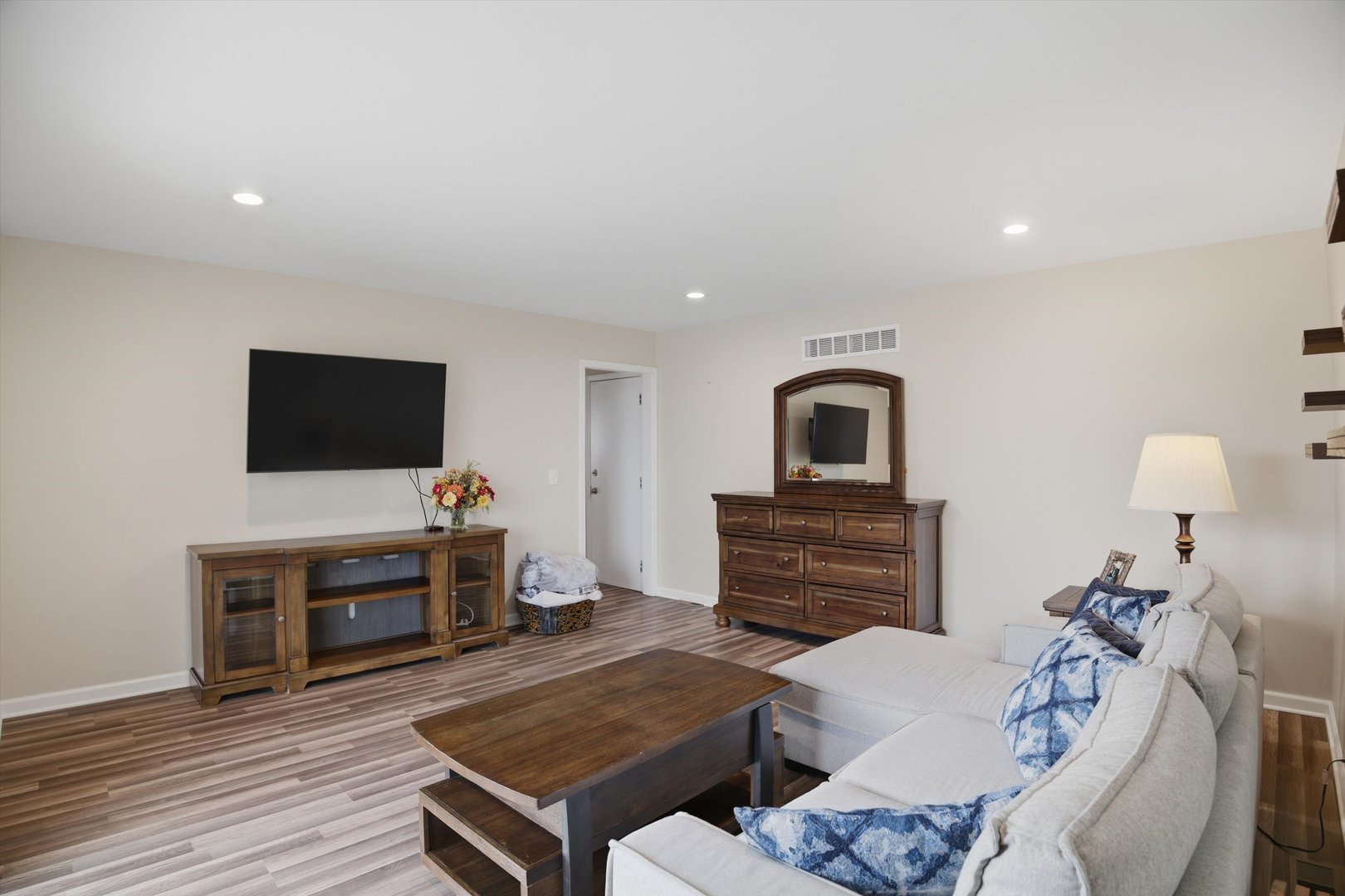 25 Devonshire Circle Elgin, IL 60123 - Photo 9 of 31 a living room with furniture and a flat screen tv