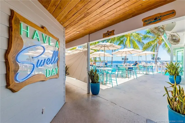 a view of outdoor space with lots of space