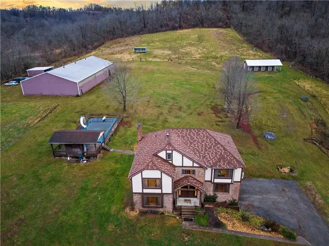 a view of a house with a yard