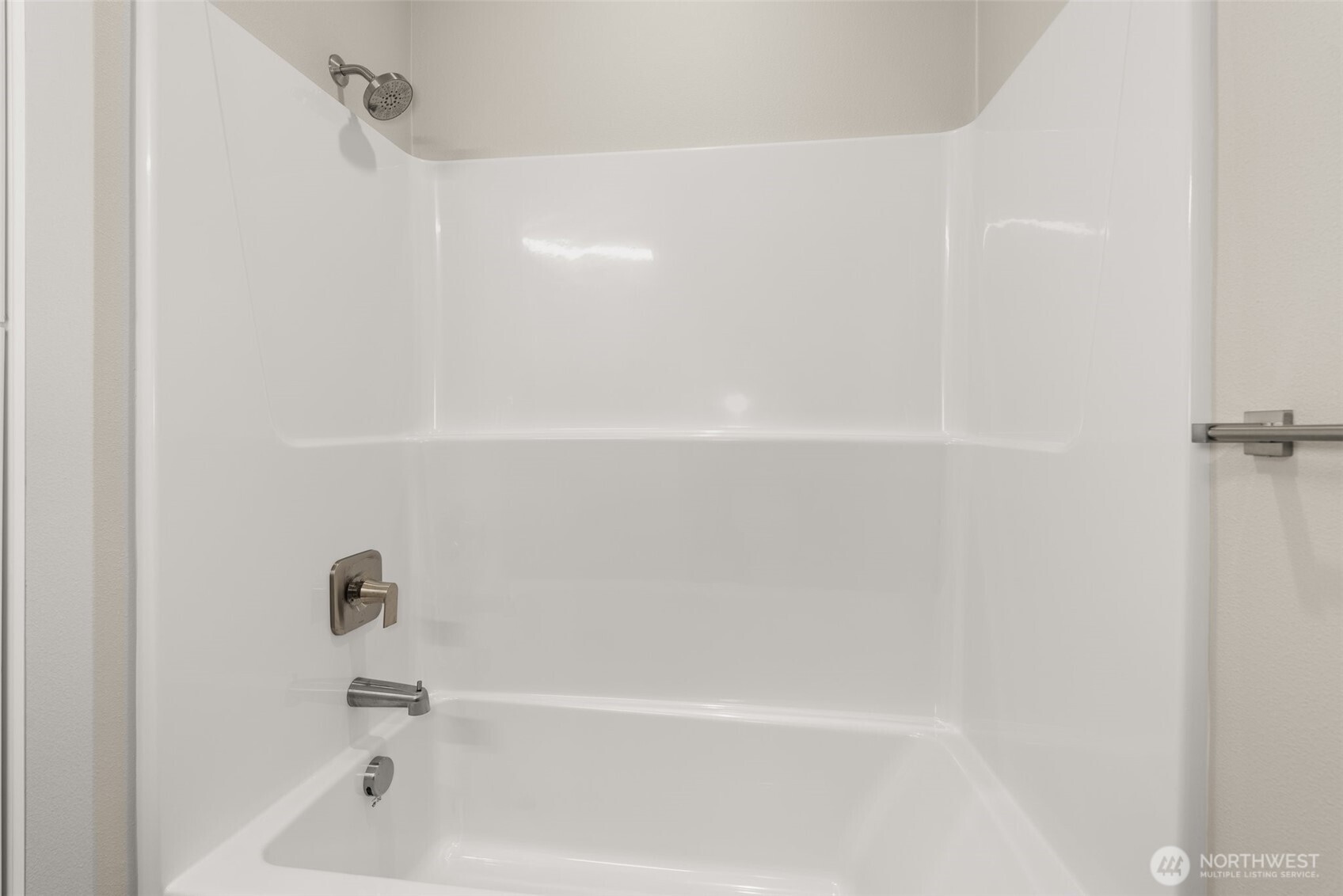 2103 Hawks Vw Lane Winlock, WA 98596 - Photo 14 of 24 a bathroom with a bathtub