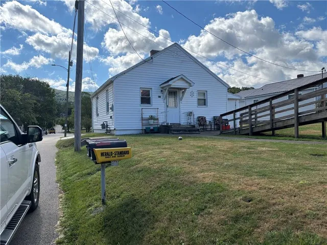 a view of a house with a yard