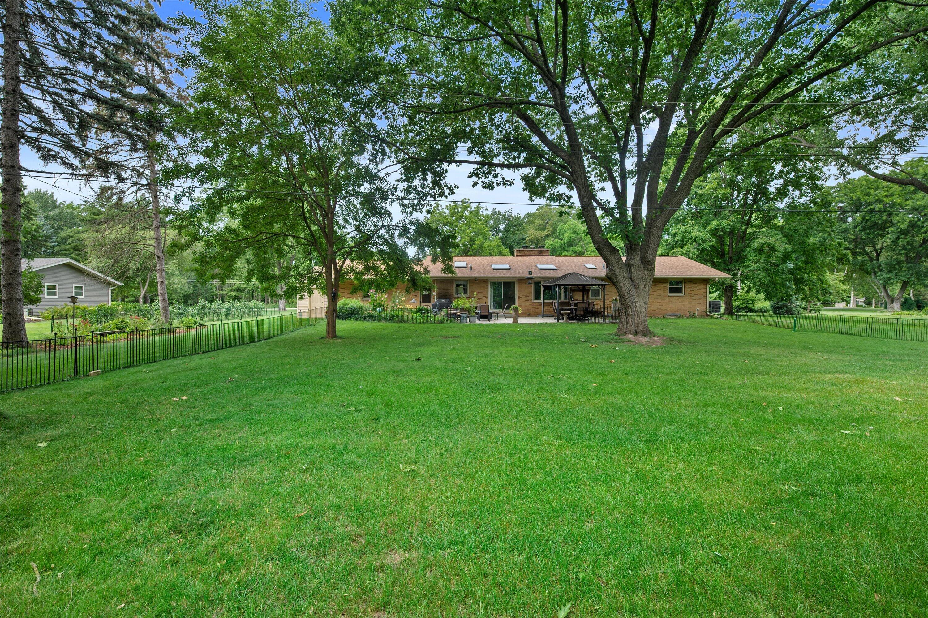 928 Mill Road Delafield, WI 53018 - Photo 7 of 43 07-DSC3991