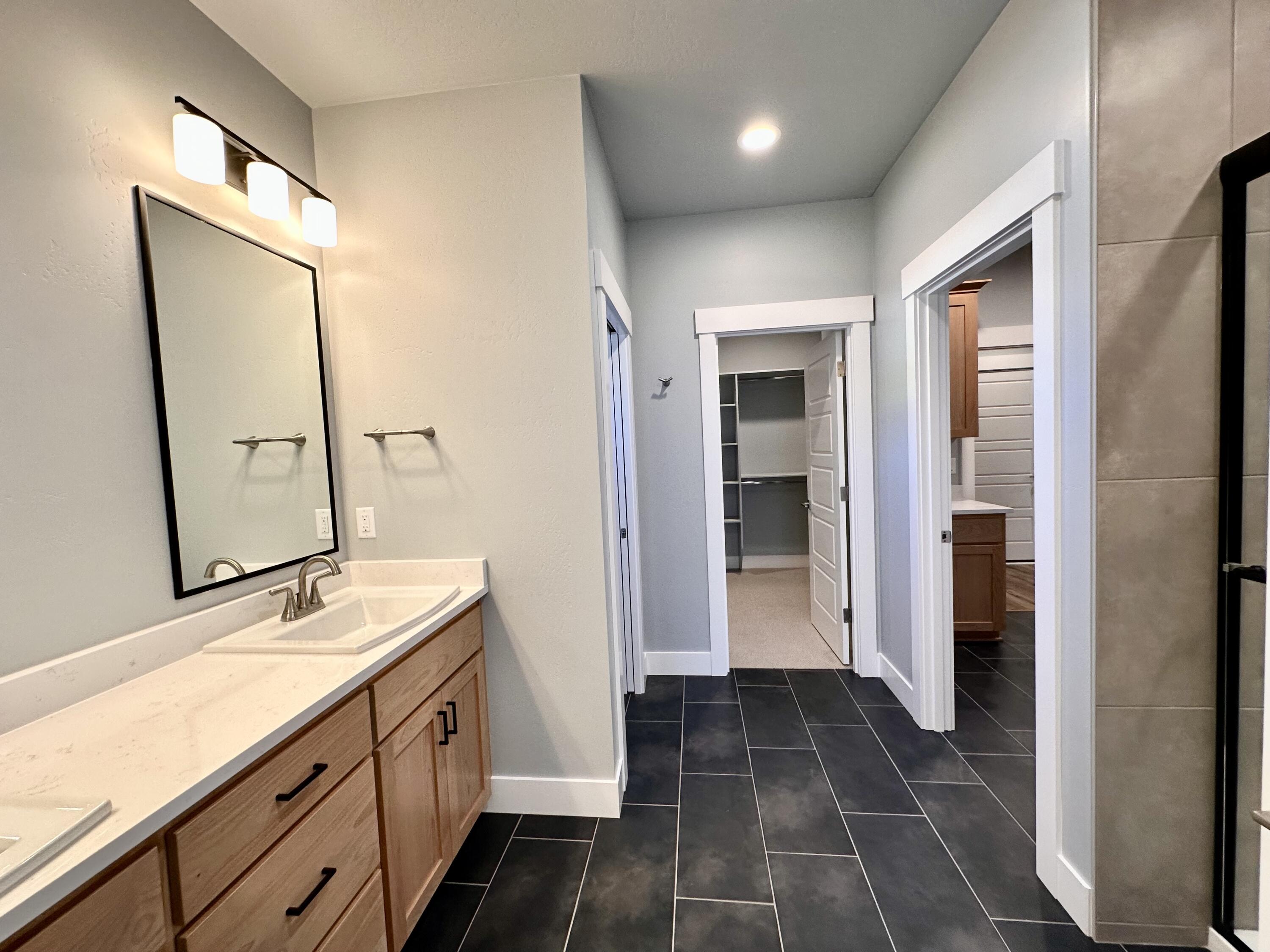 324 Randy Street Ashland, OR 97520 - Photo 14 of 35 Primary Bathroom