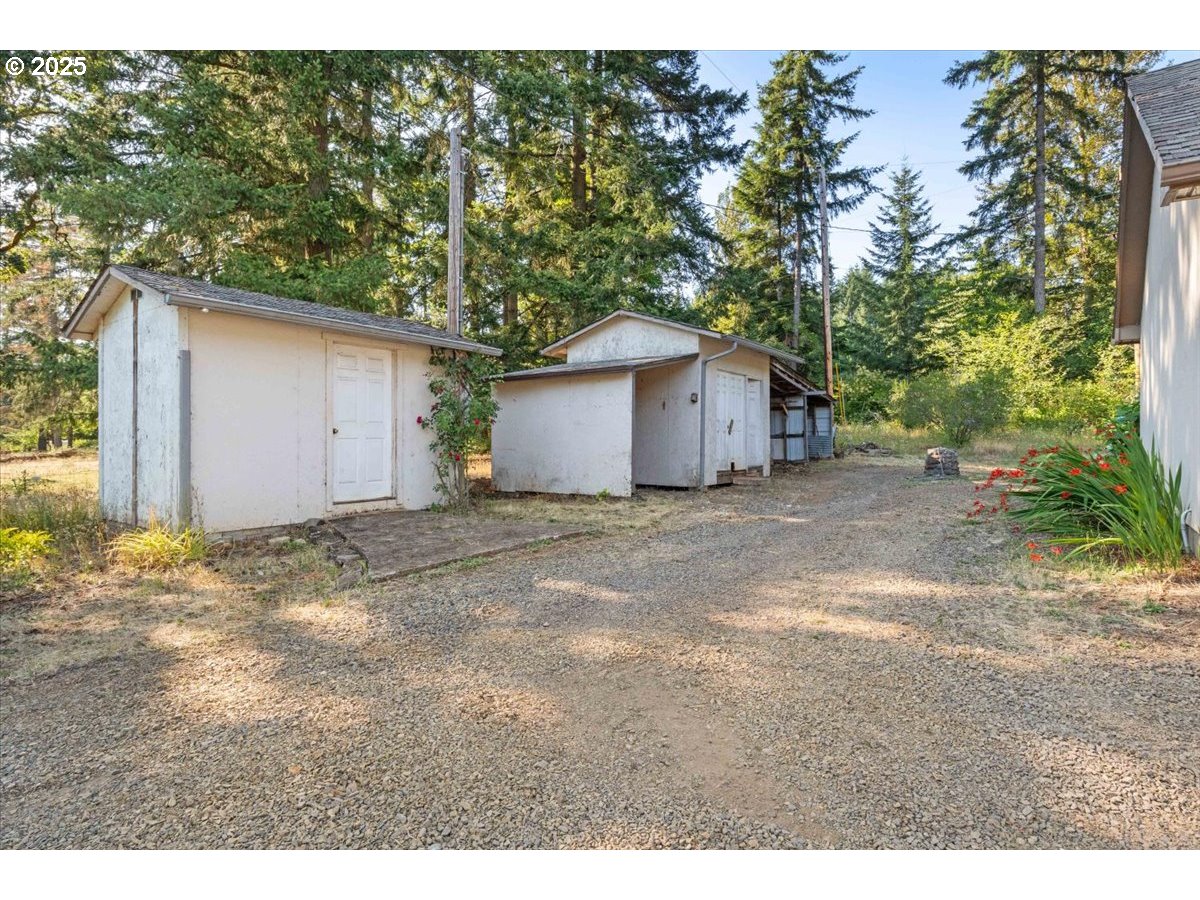 41715 Miles Lane Lebanon, OR 97355 - Photo 14 of 48