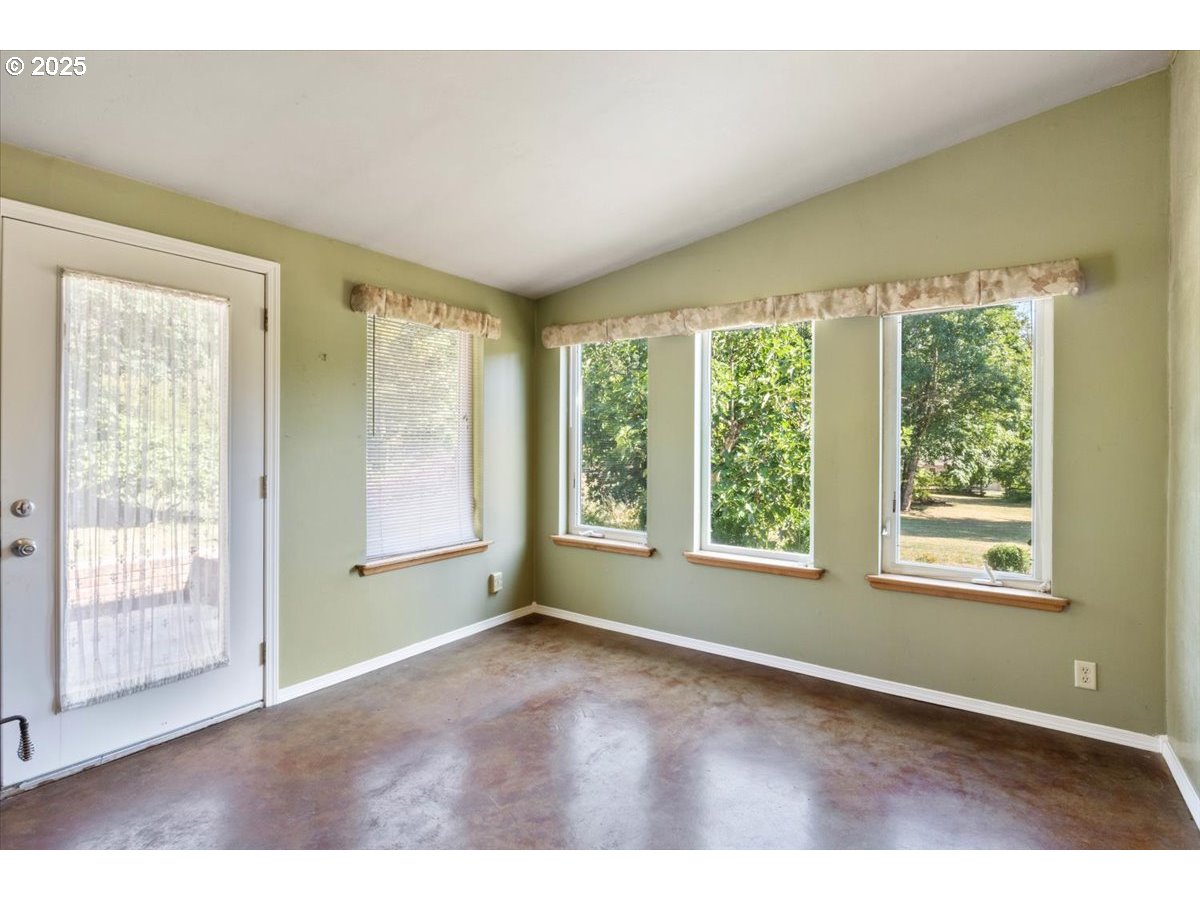 41715 Miles Lane Lebanon, OR 97355 - Photo 28 of 48