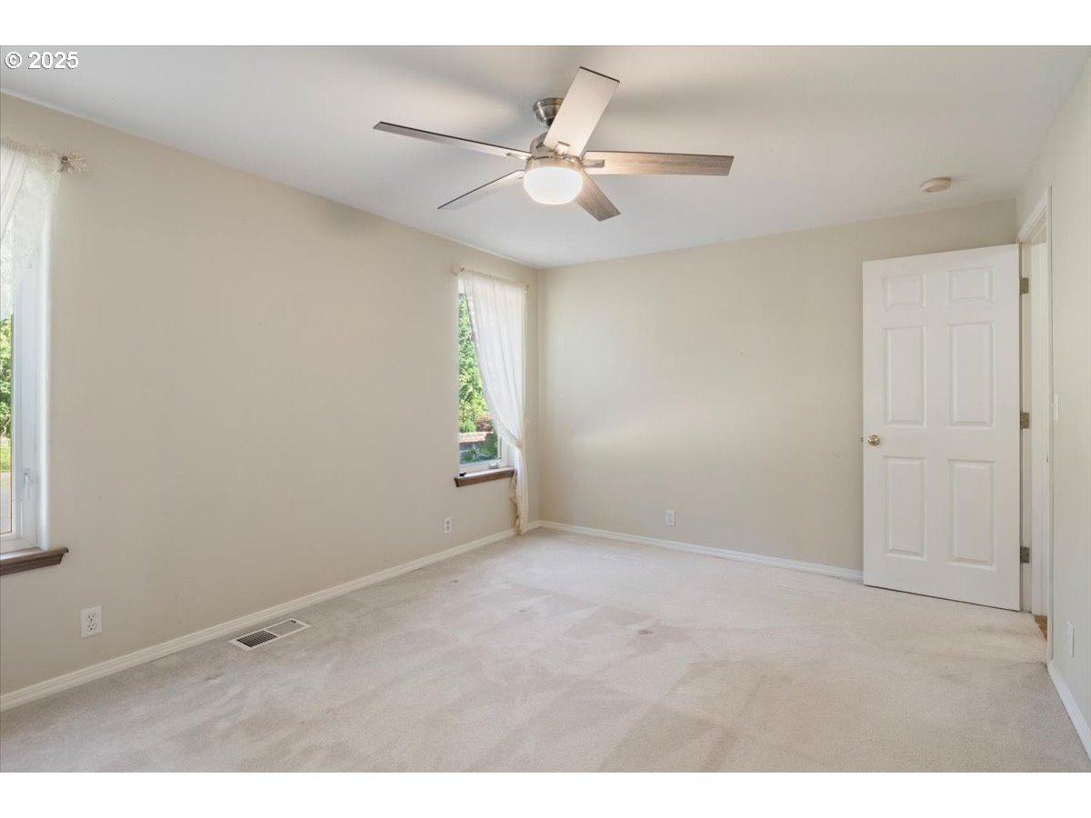 41715 Miles Lane Lebanon, OR 97355 - Photo 35 of 48