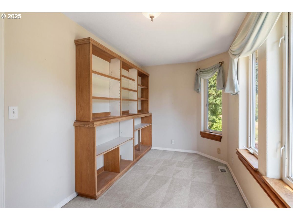 41715 Miles Lane Lebanon, OR 97355 - Photo 42 of 48