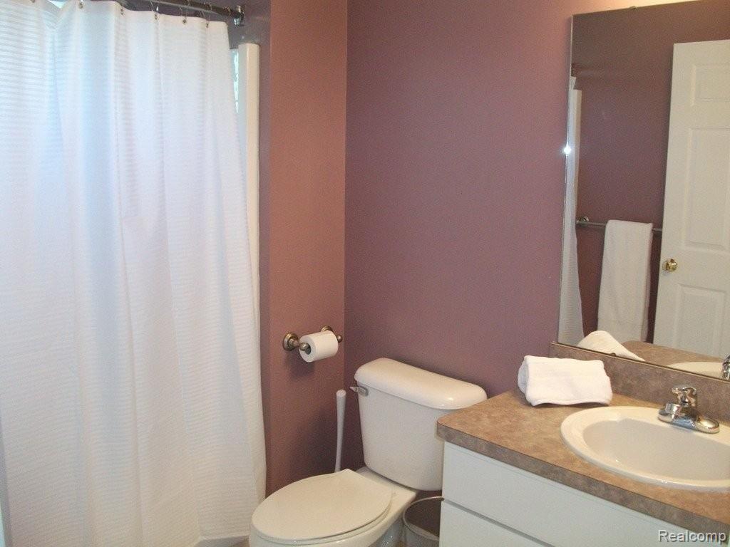 123 Rochdale Drive South Rochester, MI 48309 - Photo 15 of 25 Main Bathroom