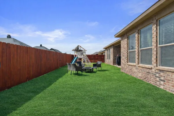 a view of a house with backyard
