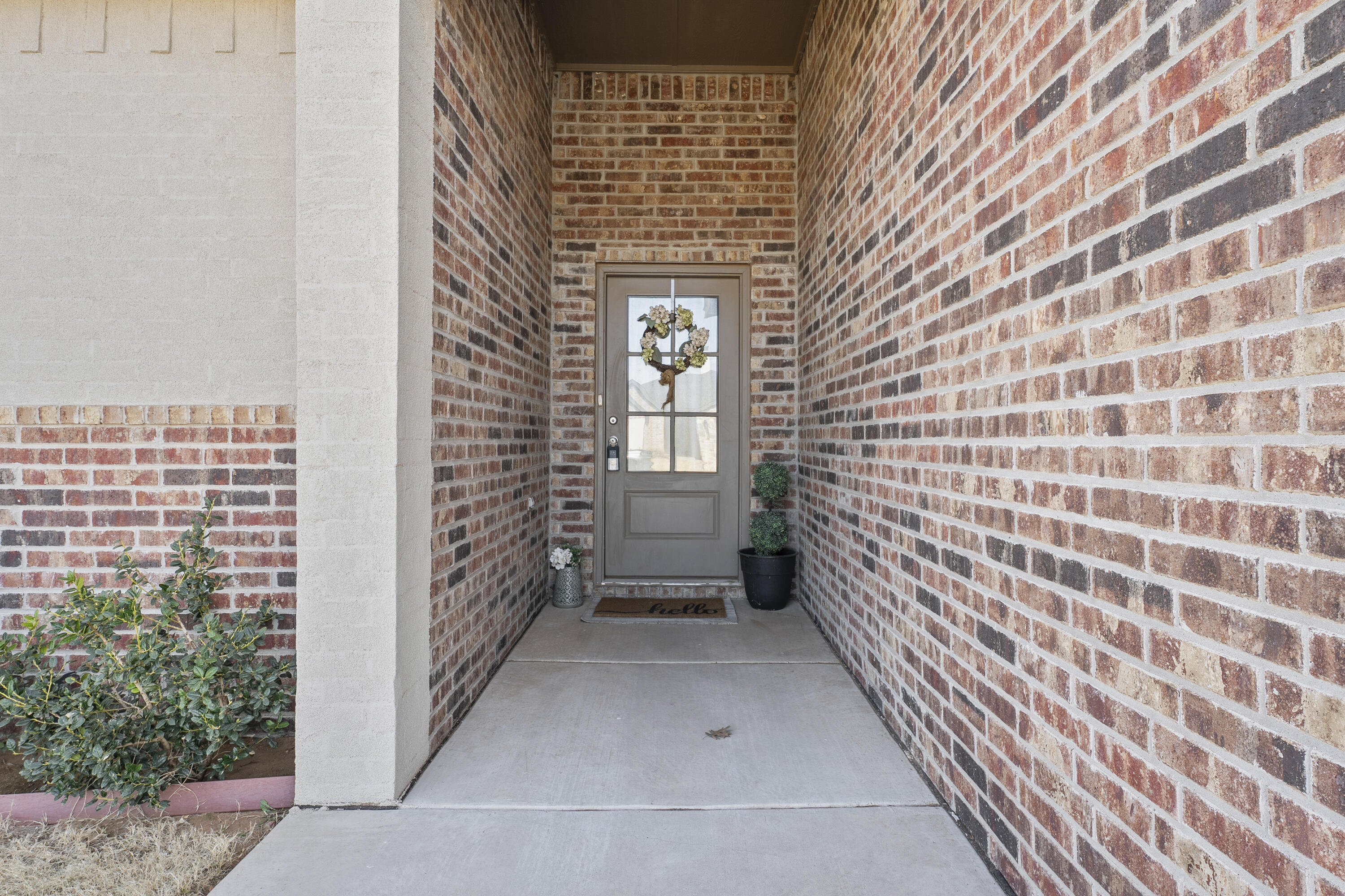 819 North 3rd Street Wolfforth, TX 79382 - Photo 3 of 31 a view of entryway with brick walls