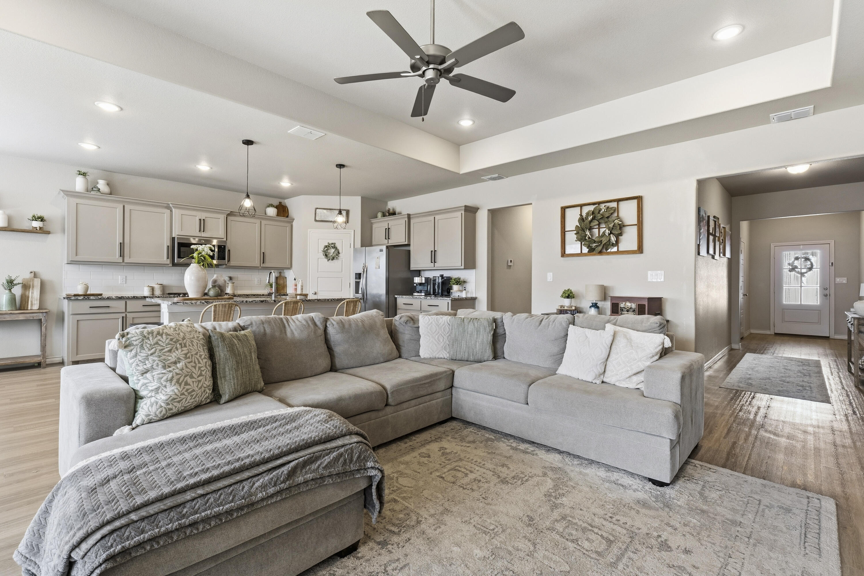 819 North 3rd Street Wolfforth, TX 79382 - Photo 5 of 31 a living room with furniture and kitchen view