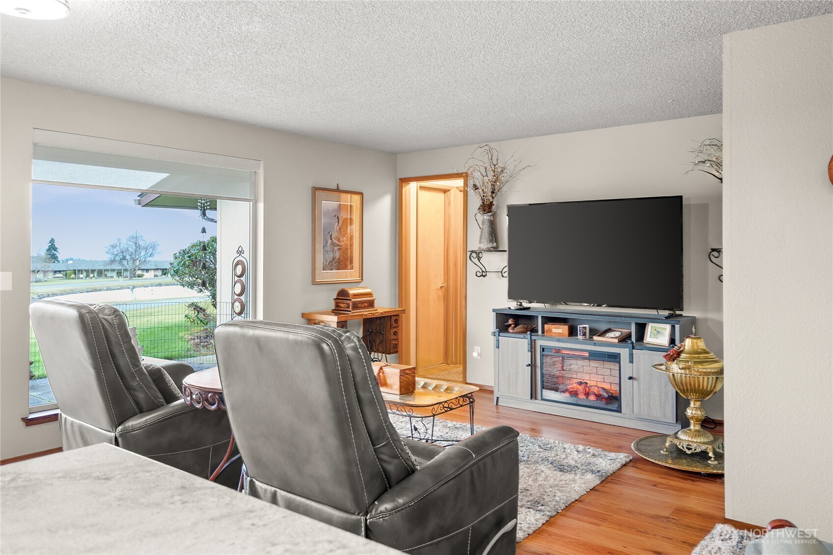 1301 South 3rd Avenue, Unit 15D Sequim, WA 98382 - Photo 9 of 26 a living room with furniture and a flat screen tv