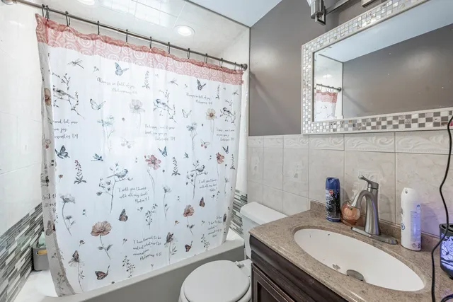 $199,900 | 18006 Oakwood Avenue, Lansing, IL 60438