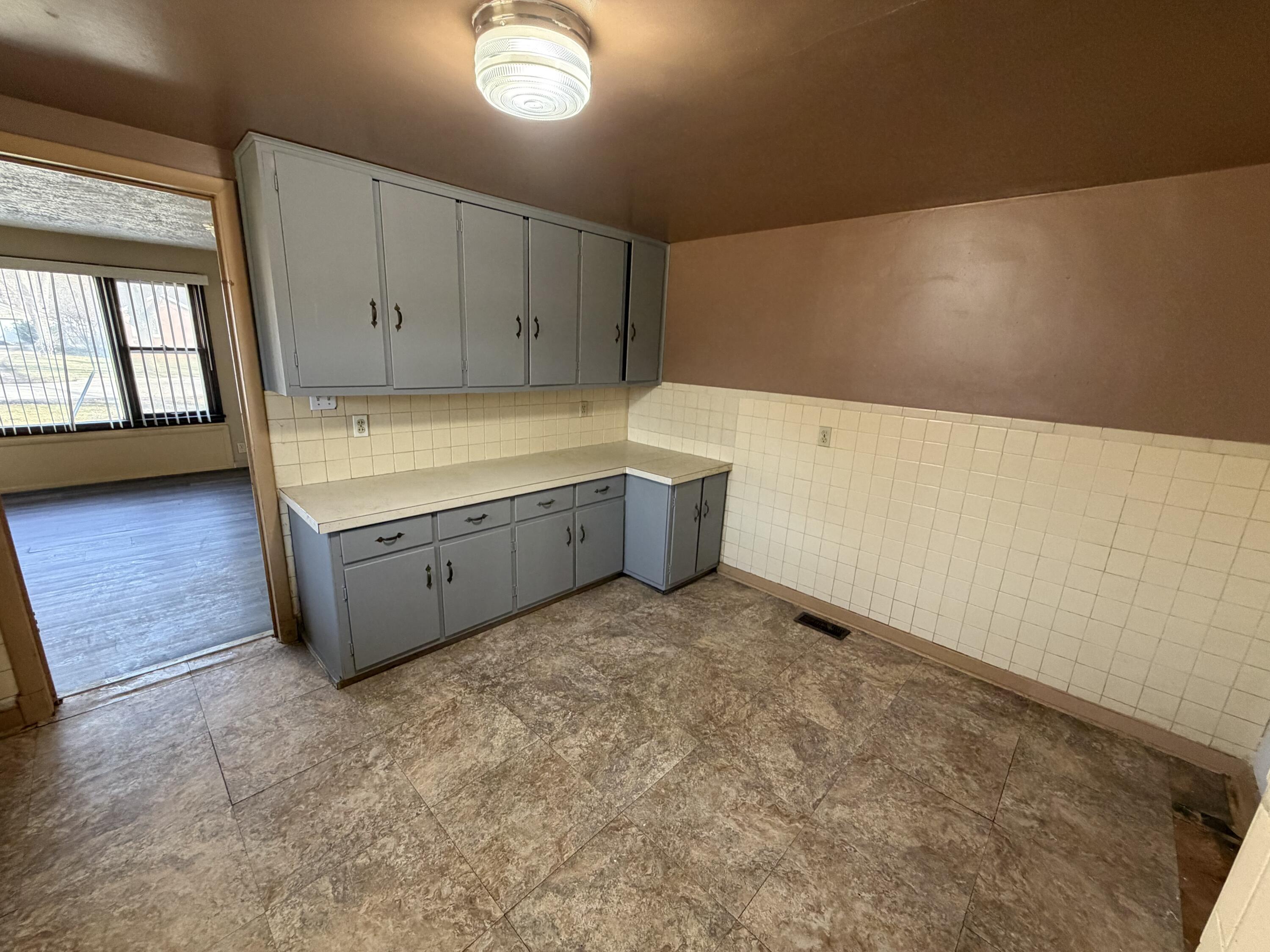 298 Bradford Road Benton Harbor, MI 49022 - Photo 16 of 27 IMG_1305