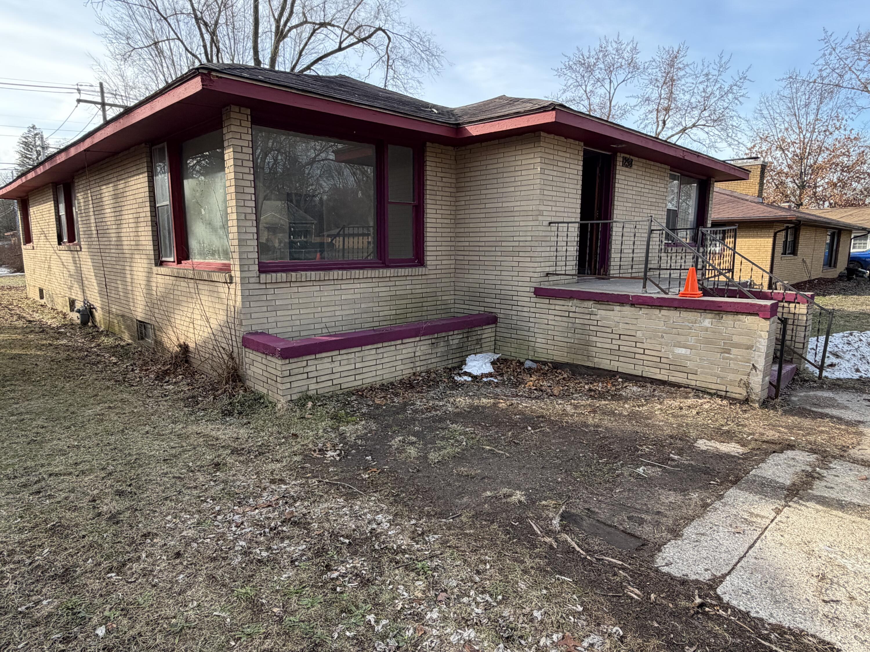 298 Bradford Road Benton Harbor, MI 49022 - Photo 2 of 27 IMG_1296