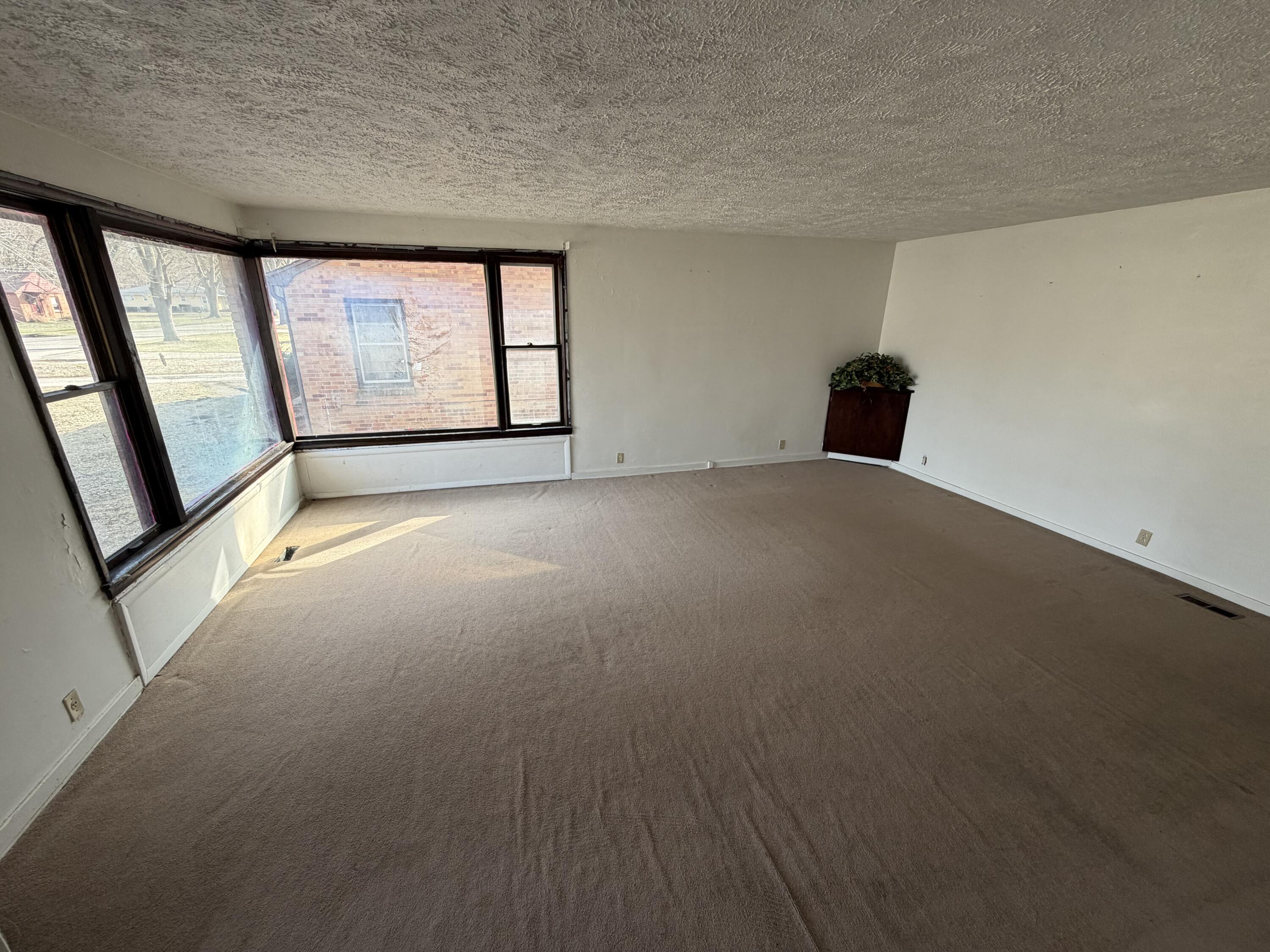 298 Bradford Road Benton Harbor, MI 49022 - Photo 5 of 27 IMG_1311