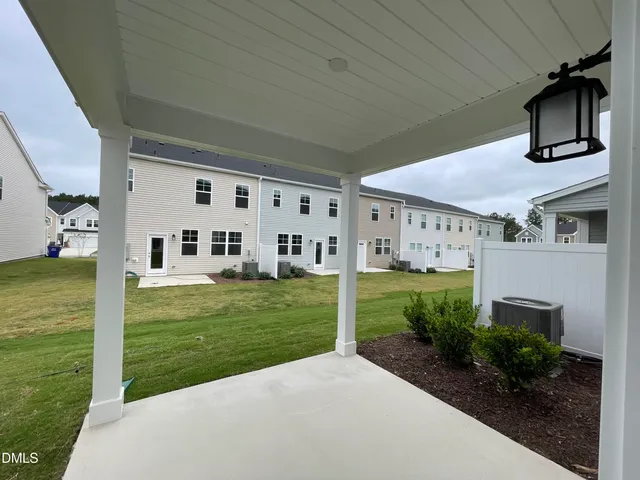 a view of a house with backyard