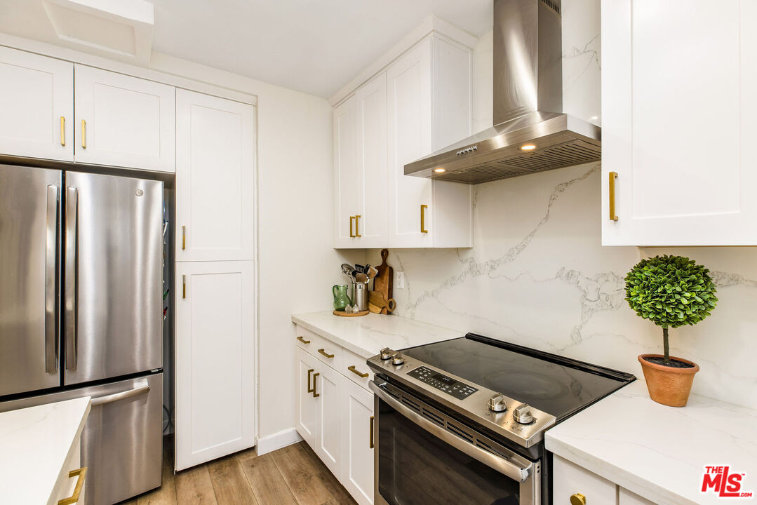 8025 Redlands Street, Unit 13 Playa del Rey, CA 90293 - Photo 13 of 43