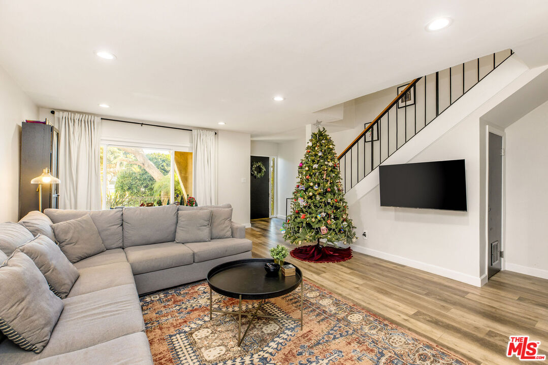 8025 Redlands Street, Unit 13 Playa del Rey, CA 90293 - Photo 3 of 43