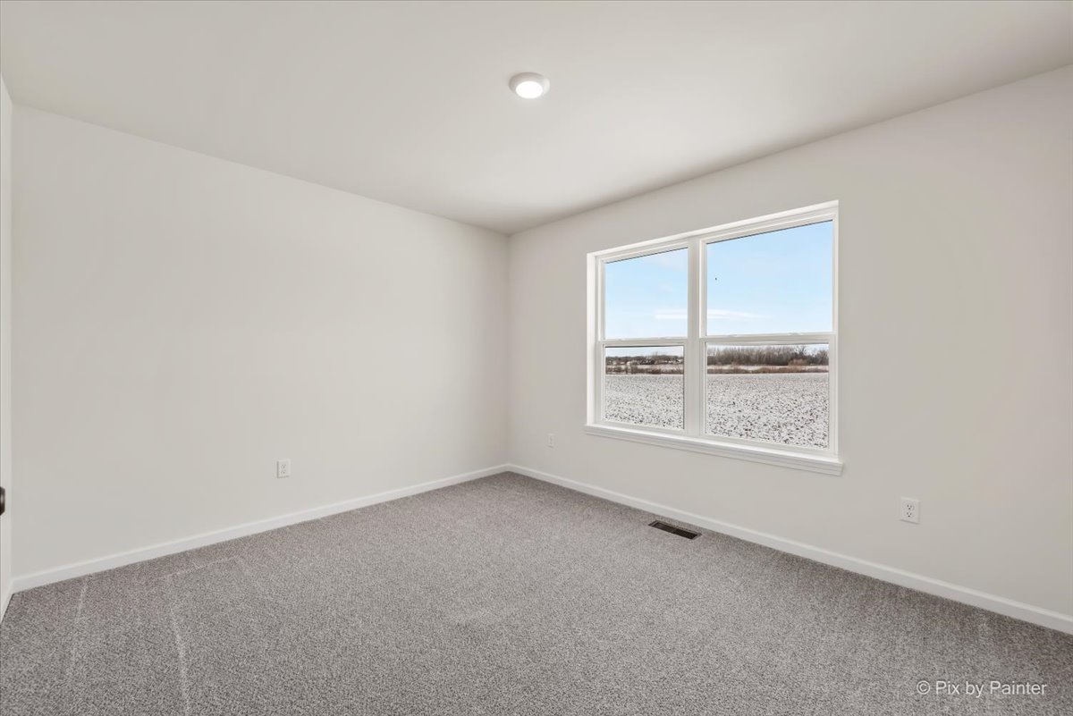 611 Apple Valley Road Harvard, IL 60033 - Photo 17 of 29 an empty room with a window