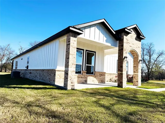 $454,999 | 8808 Us-69, Point, TX 75472