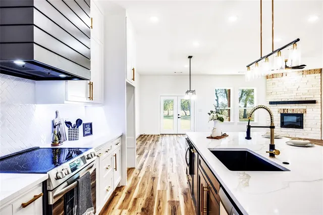 a view of empty room with large windows