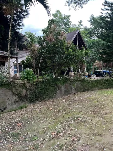 a view of a house with a yard and a pond