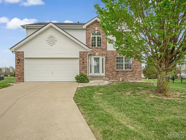 $395,000 | 866 Saybrook Falls Drive, Fairview Heights, IL 62208