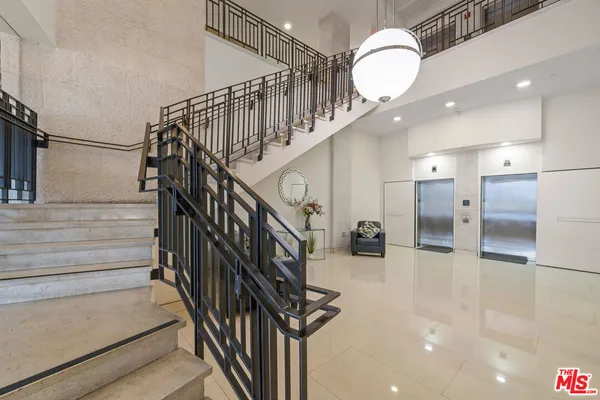 $888,000 | 12222 Wilshire Boulevard, Unit 301, Los Angeles, CA 90025