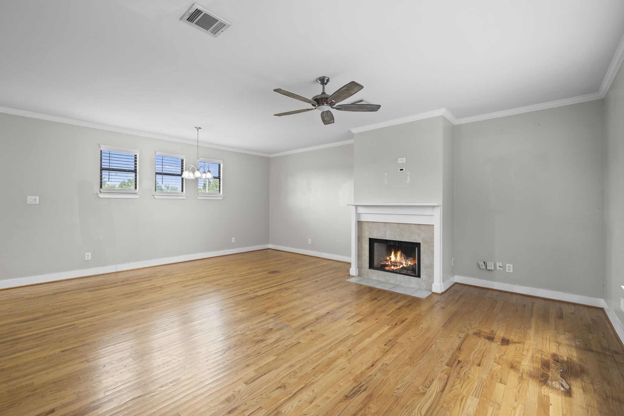 2154 Arabelle Street Houston, TX 77007 - Photo 21 of 45 Living / Dining