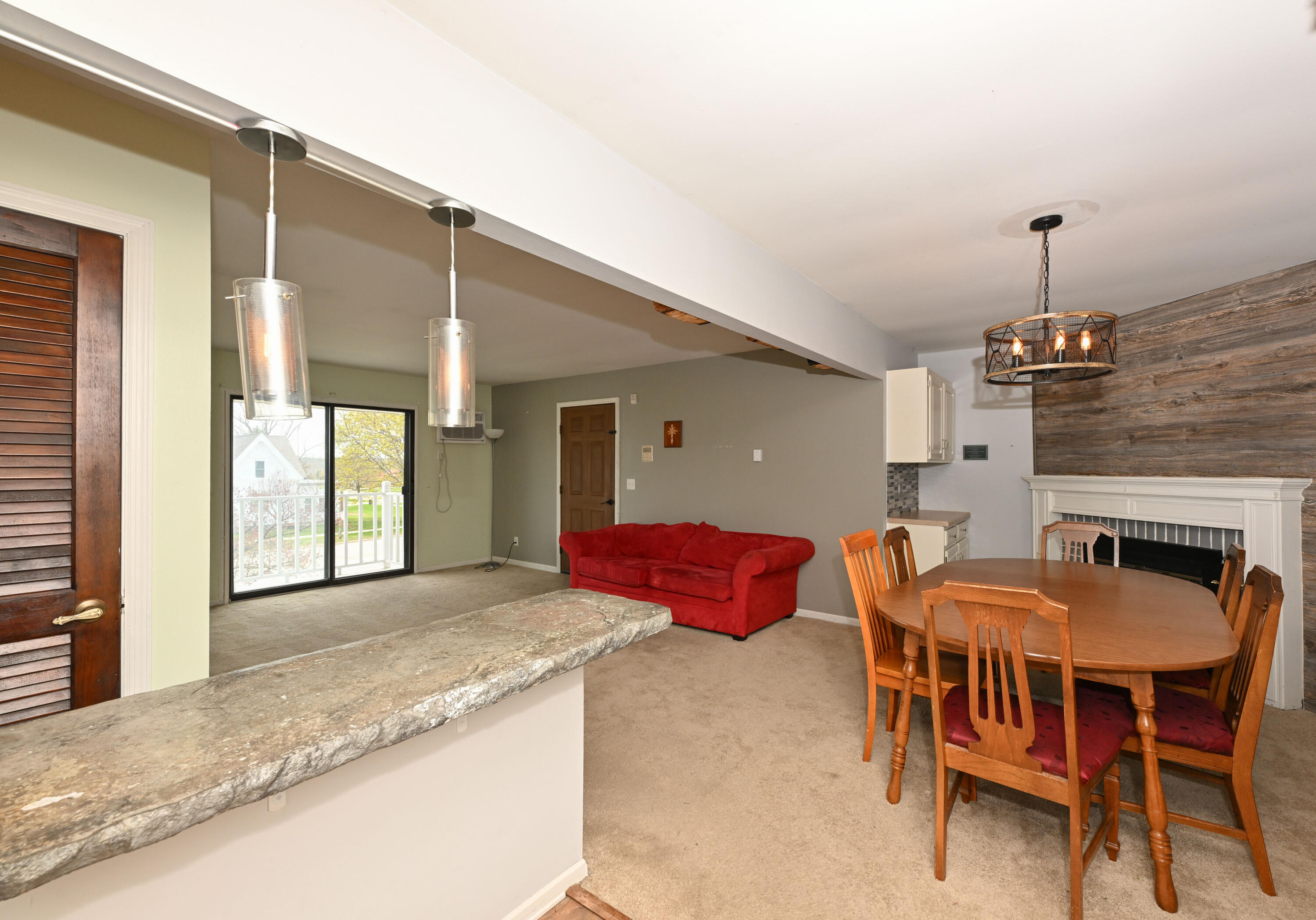 786 South River Road, Unit 4 West Bend, WI 53095 - Photo 5 of 19 Kitchen/dinette