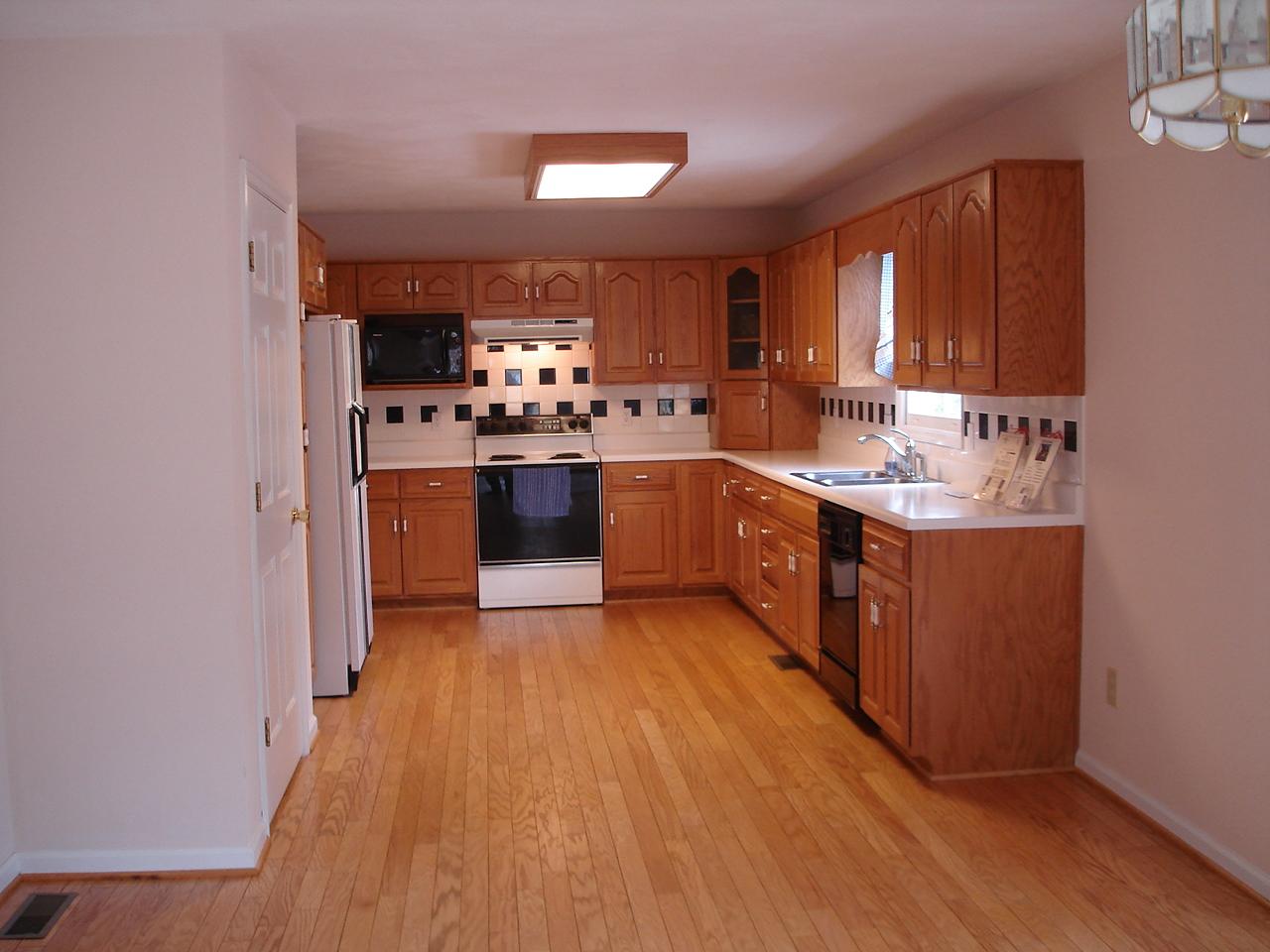 249 McIntosh Road Roanoke, VA 24019 - Photo 4 of 10 KITCHEN with OAK CABINETS
