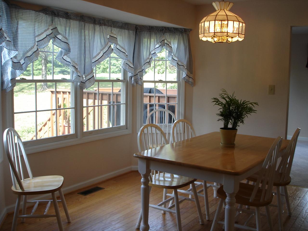 249 McIntosh Road Roanoke, VA 24019 - Photo 8 of 10 DINING AREA with BAY WINDOW