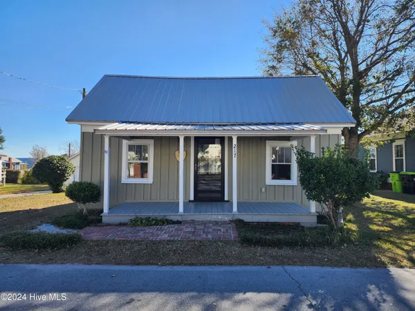 $1,700 | 217 South Walnut Street, Swansboro, NC 28584