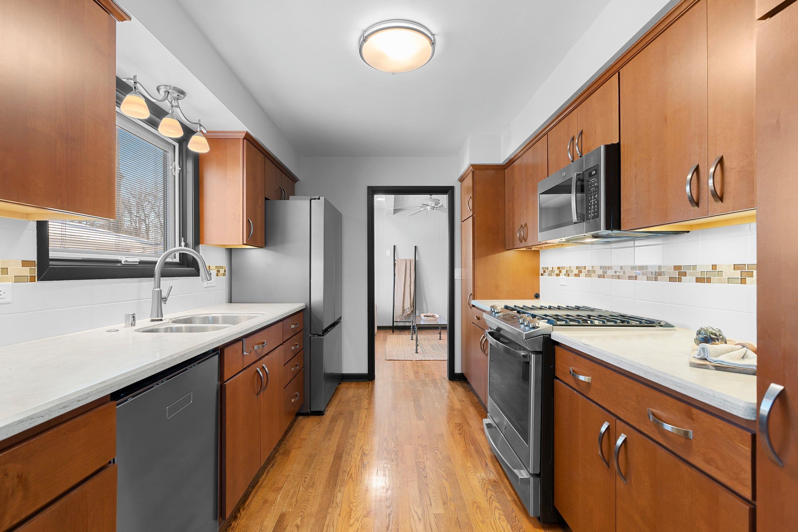 1040 East Moorpark Avenue Appleton, WI 54911 - Photo 8 of 27