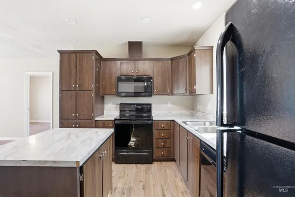 $600,000 | 352 & 374 E E Idaho Street, Middleton, ID 83644