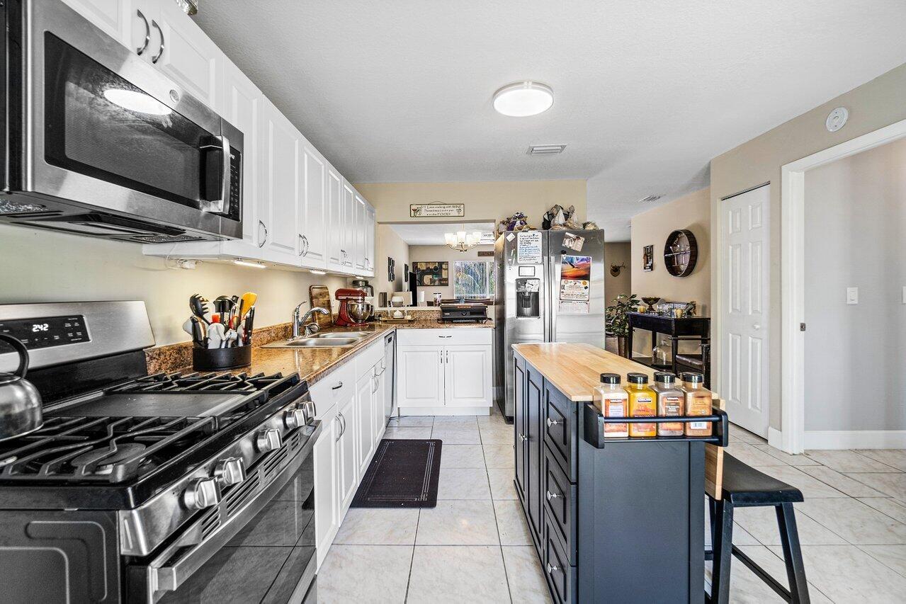 6137 Westfall Road Lake Worth, FL 33463 - Photo 10 of 27 011-6137WestfallRoad-LakeWorth-FL-33463-