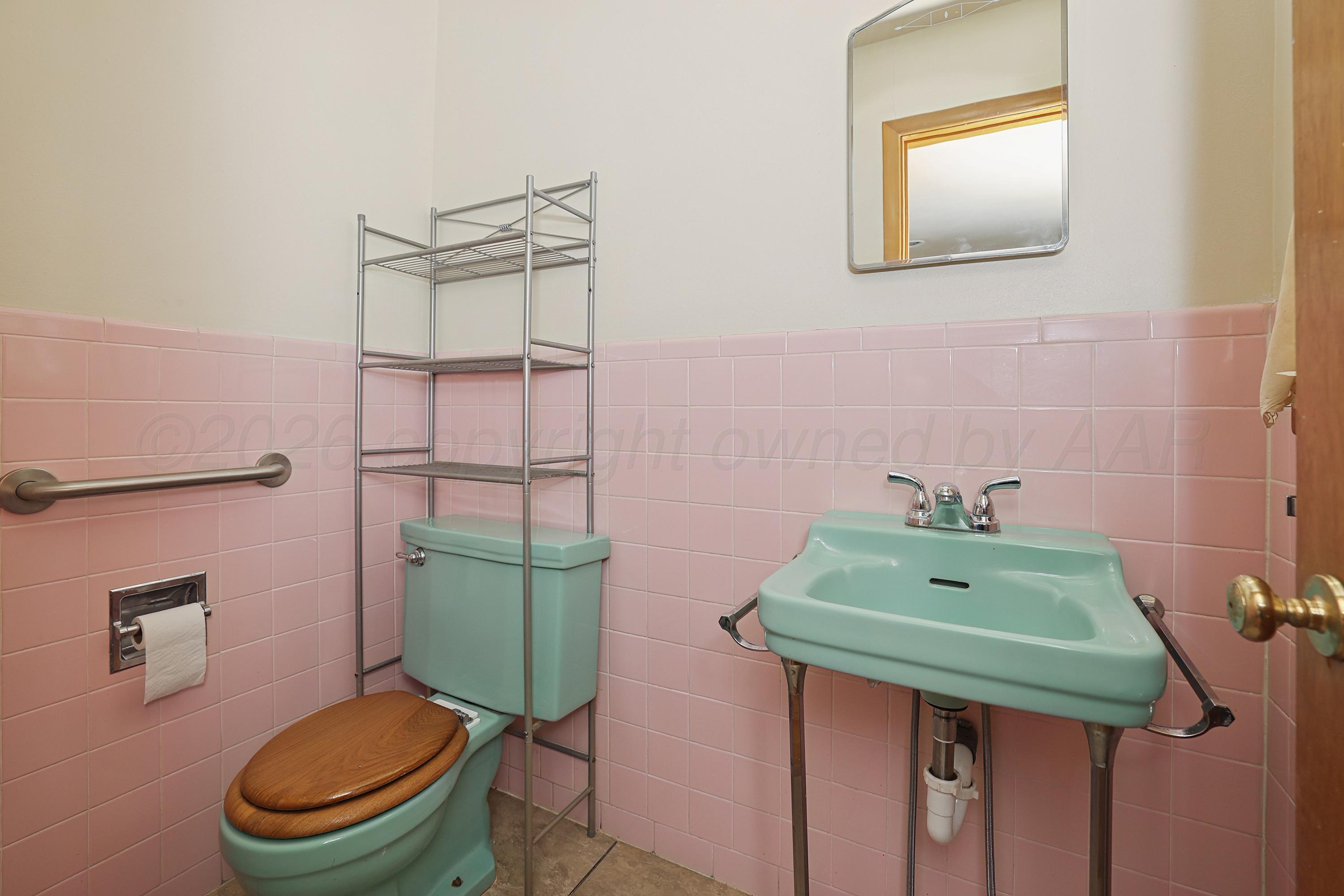 1115 Smiley Street Amarillo, TX 79106 - Photo 14 of 21 14-Primary Bath
