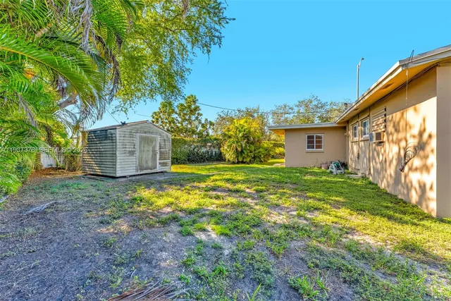 a view of a house with backyard and garden