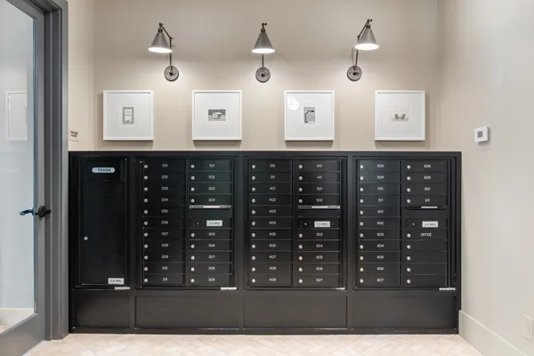 $1,615 | 1650 West Roscoe Street, Unit 210, Chicago, IL 60657