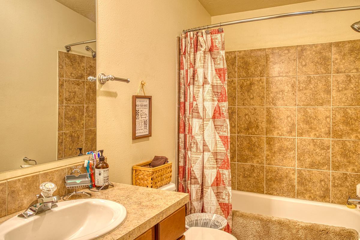 55915 Blue Eagle Road Bend, OR 97707 - Photo 21 of 31 Guest Bathroom