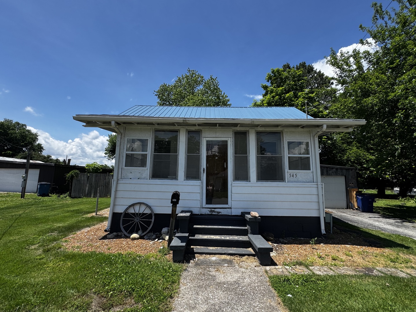 545 North Division Street Du Quoin, IL 62832 - Photo 1 of 17 a front view of a house with garden