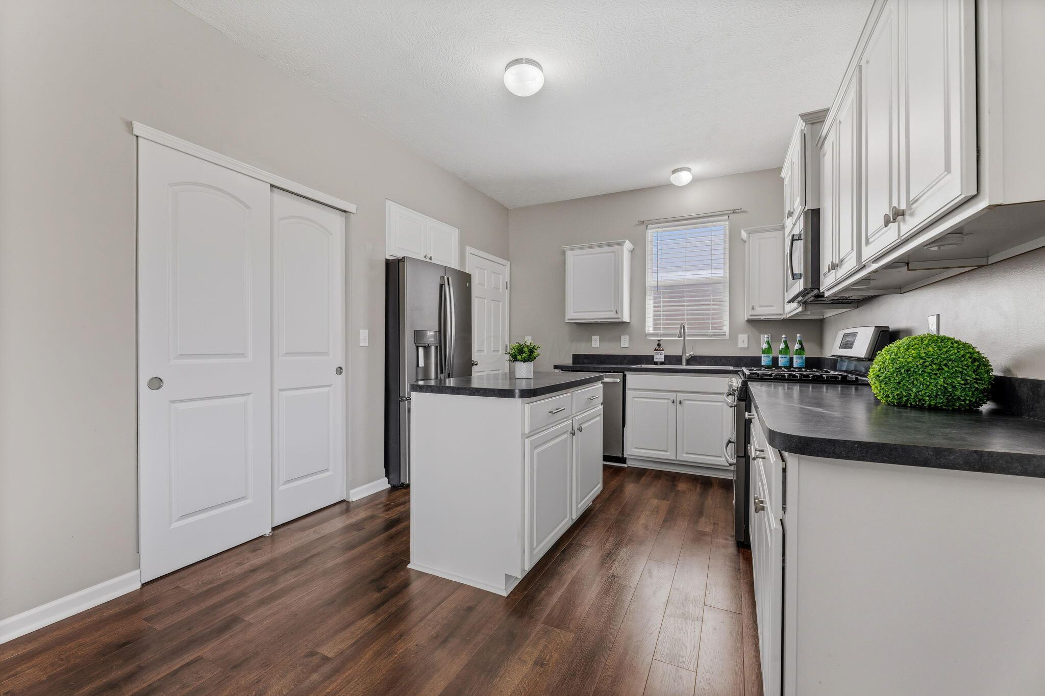 5633 Renner Road Columbus, OH 43228 - Photo 4 of 39 Kitchen