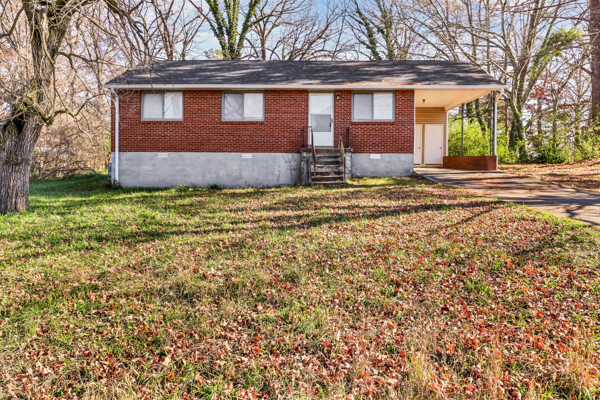 124 Yorktown Road Clarksville, TN 37042 - Photo 1 of 27 a front view of a house with a garden and yard