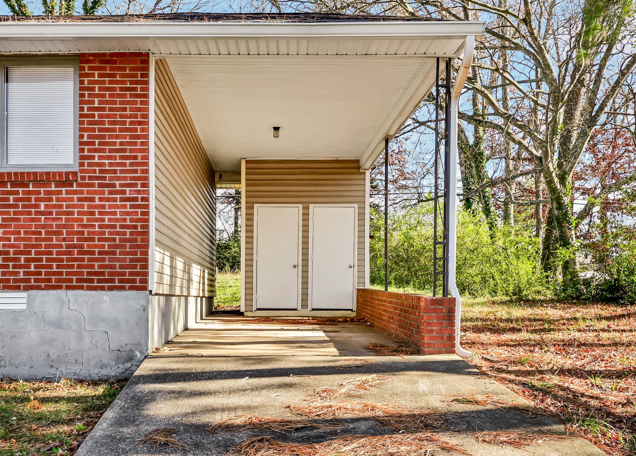 124 Yorktown Road Clarksville, TN 37042 - Photo 2 of 27 a view of a house with a patio