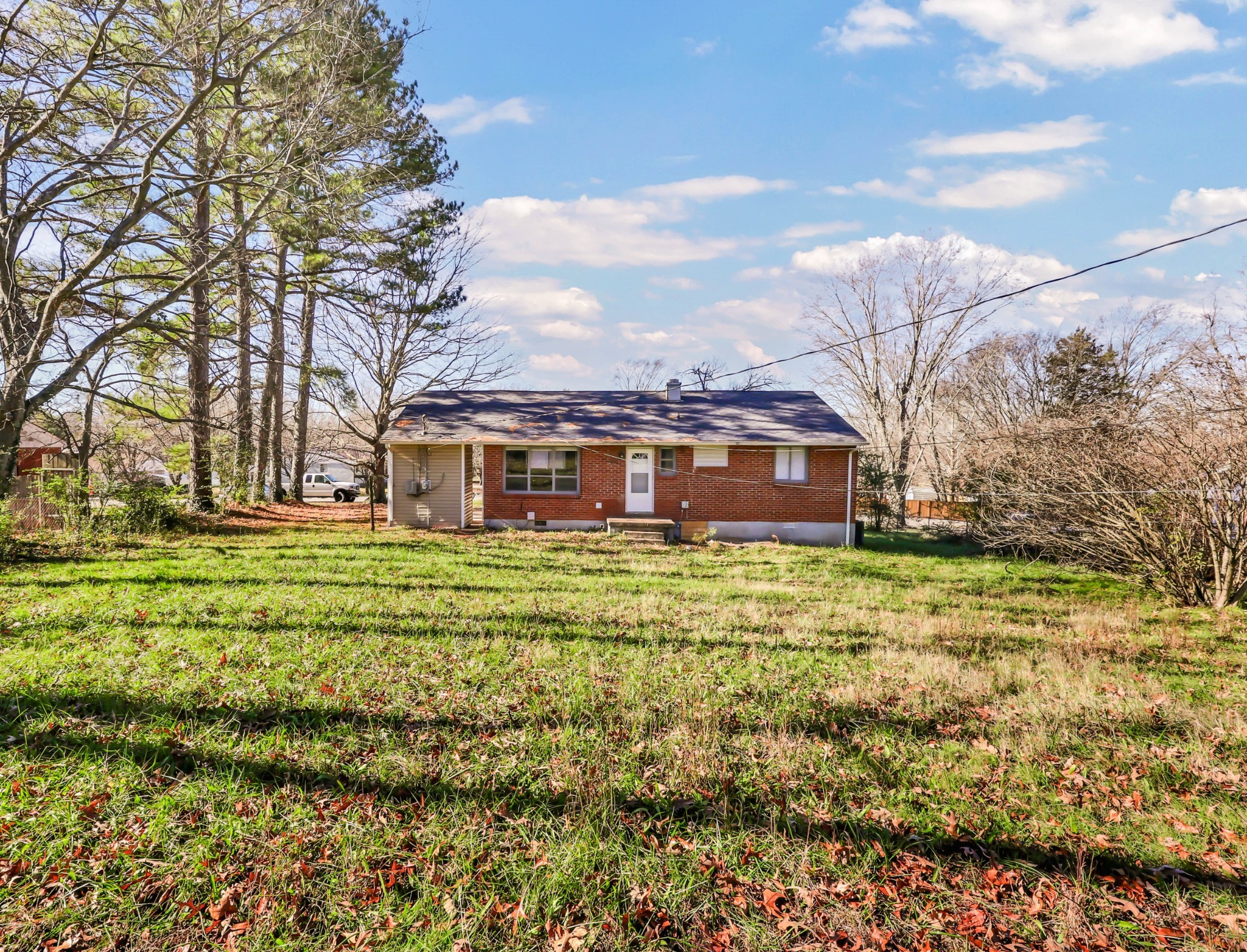 124 Yorktown Road Clarksville, TN 37042 - Photo 25 of 27 a front view of a house with a garden